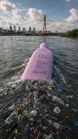 Koncepcja NEBOA: różowa butelka płynąca wśród plastikowych odpadów